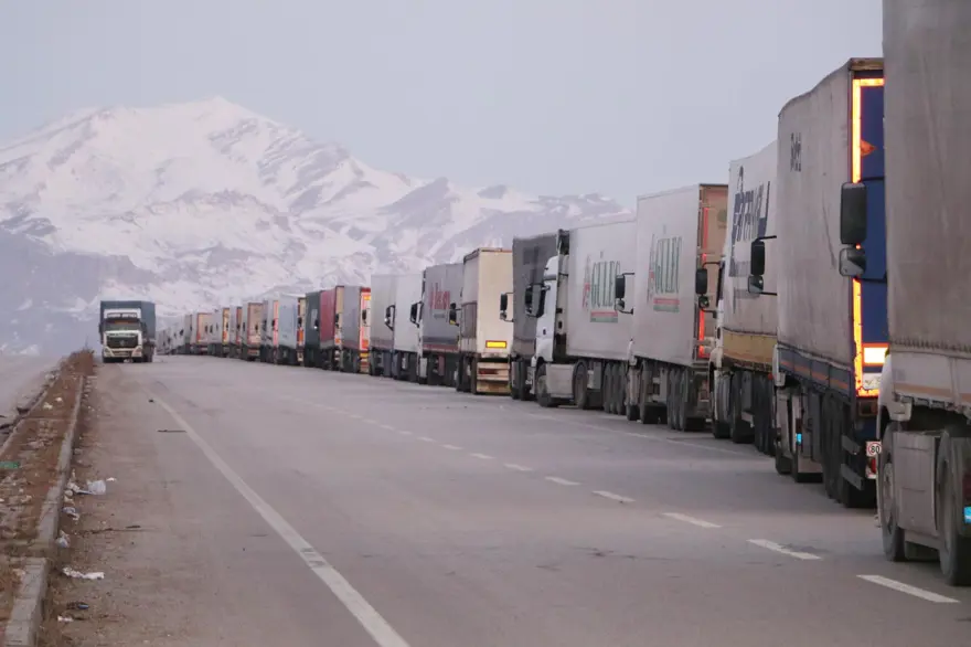Sınırda corona virüsü önlemi: Gürbulak'ta TIR kuyruğu 5 kilometreye ulaştı 1
