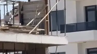 İnşaatın en üst katında canlarını hiçe saydılar