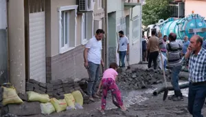 Manisa'da sağanak sokakları göle çevirdi