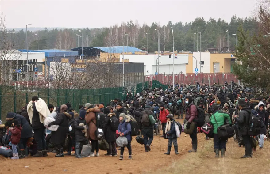 Belarus-Polonya sınırındaki kriz büyüyor: Sınıra dayanan binlerce mülteci havadan görüntülendi 6