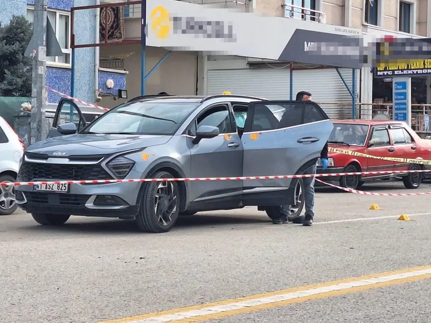 Ankara'da korku dolu anlar: Boşanma aşamasındaki eşinin aracına kurşun yağdırdı 4 Ankara'da korku dolu anlar: Boşanma aşamasındaki eşinin aracına kurşun yağdırdı 4