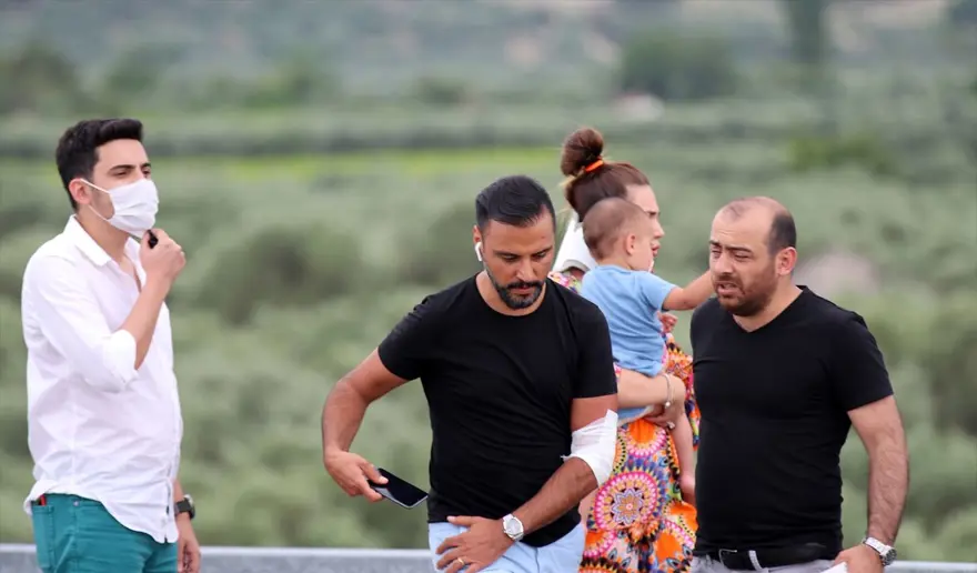Alişan'ın kaza yaptığı olay yerinden fotoğraflar 11 Alişan'ın kaza yaptığı olay yerinden fotoğraflar 11