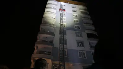 Siirt'te 10 katlı binada yangın: 20 kişi dumandan etkilendi