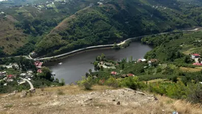 Trabzon'daki gölün yüzeyi siyah tabakayla kaplandı