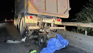 Motosiklet kamyona arkadan çarptı:  Sürücü hayatını kaybetti