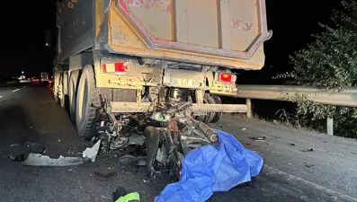 Motosiklet kamyona arkadan çarptı:  Sürücü hayatını kaybetti
