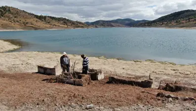 Sular çekildi köy mezarlığı gün yüzüne çıktı