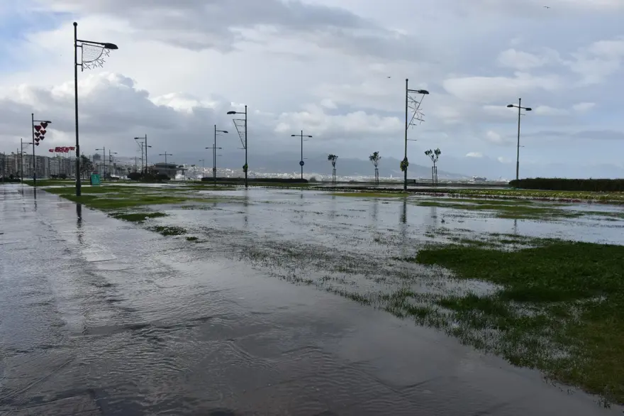 İzmir'de fırtına: Deniz taştı, işyerlerini su bastı 37