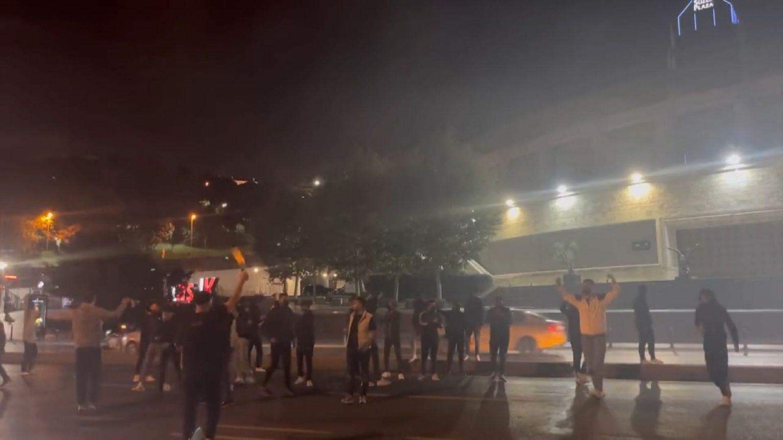 Beşiktaş'ta hareketli gece: Satırla stat önüne gelip slogan attılar