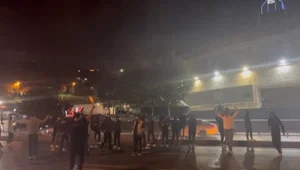 Beşiktaş'ta hareketli gece: Satırla stat önüne gelip slogan attılar Beşiktaş'ta hareketli gece: Satırla stat önüne gelip slogan attılar