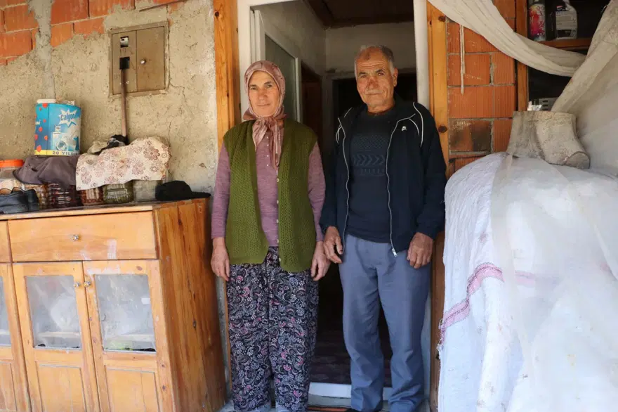 Üç hırsız çiftçi çiftedehşeti yaşattı: Koli bandıyla bağlayıp evi soydular Üç hırsız çiftçi çiftedehşeti yaşattı: Koli bandıyla bağlayıp evi soydular