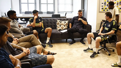 Saadettin Saran'ın futbolcularla buluşmasında dikkat çeken kare