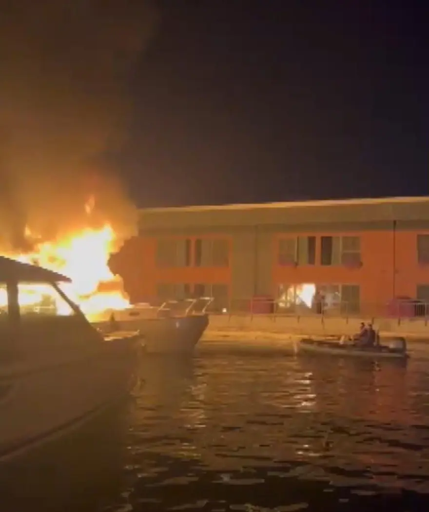 Tuzla marinada 4 tekne alev alev yandı 2 Tuzla marinada 4 tekne alev alev yandı 2