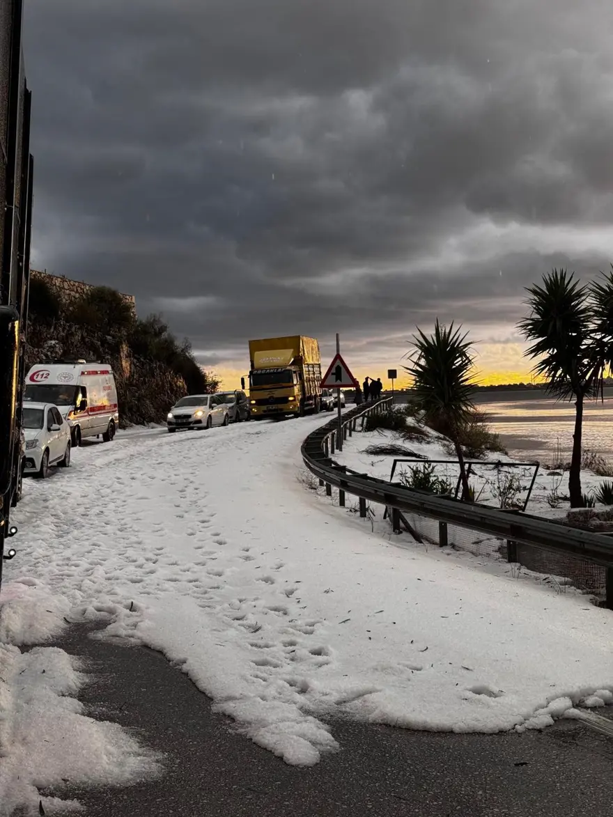 Antalya'da sel ve dolu: Yollar kapandı, sahiller çamur rengine döndü 9