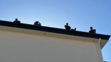 Maaşlarını alamayan inşaat işçileri çatıya çıktı