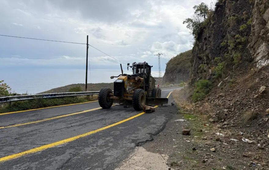 Tekirdağ'da yamaçtan kopan kaya parçaları yolu kapattı 2 Tekirdağ'da yamaçtan kopan kaya parçaları yolu kapattı 2