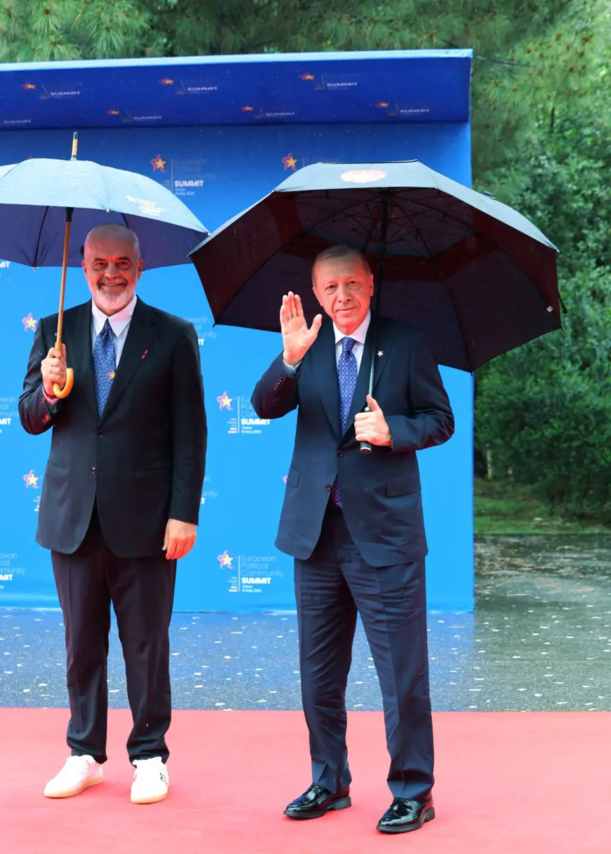 Meloni'yi diz çökerek karşıladı: Spor ayakkabıları Erdoğan'ın dikkatinden kaçmadı 1