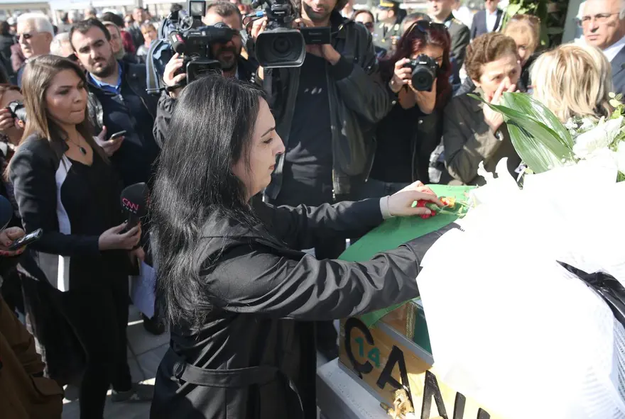 Gülten Akın son yolculuğuna uğurlandı 8 Gülten Akın son yolculuğuna uğurlandı 8