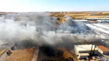 Tekirdağ'da tarım arazisinde başlayan yangın tül fabrikasına sıçradı