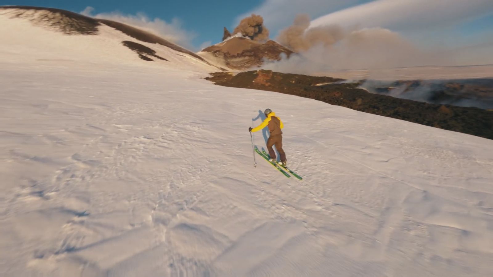 Etna Yanardağı patladı: Lavların arasında kayak yaptı!