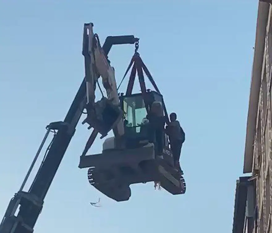 Yürekleri ağızlara getiren an: Çatıdan vinçle indiler 2
