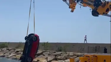 Edirne'de otomobil denize düştü: Vinçle sudan çıkarıldı
