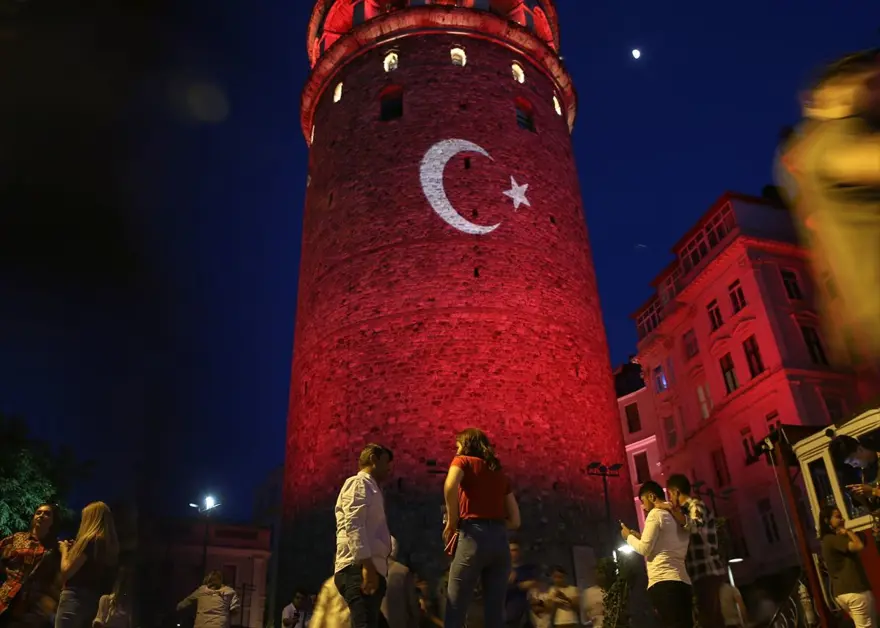 İstanbul'un tarihi simgeleri Milli Takım'a destek için Kırmızı-Beyaza büründü 