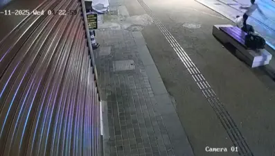 Bankta oturan kişiyi dövüp parasını gasbetti