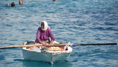 82 yaşında kayığına binip her gün denizde satış yapıyor