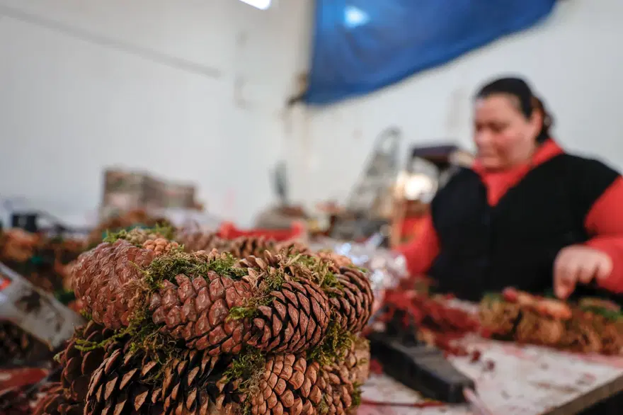 Antalyalı kadınlar Avrupa'ya Noel çelengi üretiyor 14