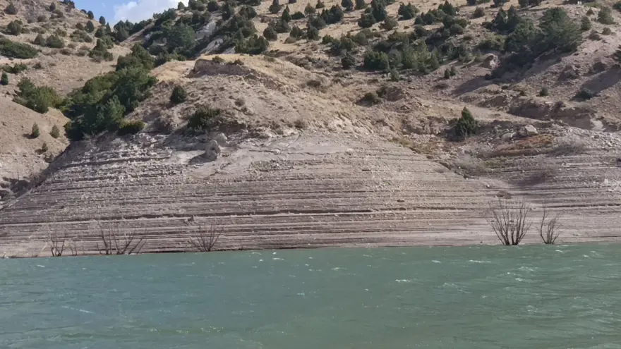 Su seviyesi düştü, eski köy ortaya çıktı 4