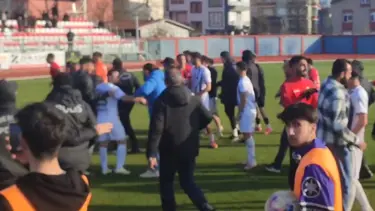 Bartın'da amatör lig maçında saha karıştı