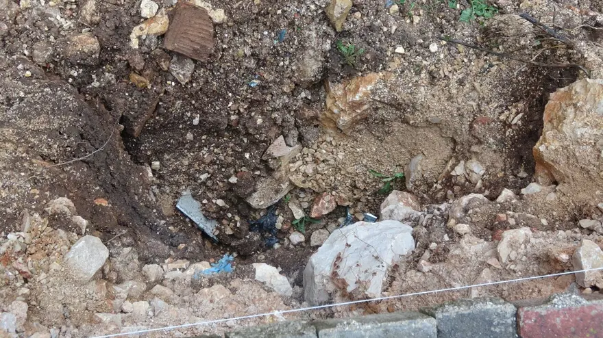 Bahçelerinden 2 bin yıllık tarihi eser çıkan site sakinleri: Çok mutlu olduk 2