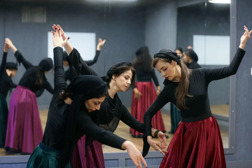 İranlı kadın dansçıların en büyük arzusu halka açık performans sergilemek 12