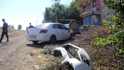 Sivas'ta otomobil bahçe duvarına çarptı: 4 yaralı