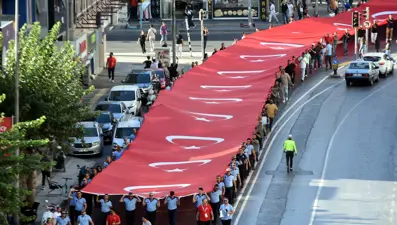 İzmir'de 350 metrelik bayrakla zafer yürüyüşü