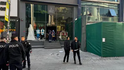 Güngören'deki bir binada kısmen çökme: Bir işçi göçük altında