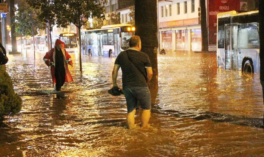 Denizli'de yağış hayatı olumsuz etkiledi 2
