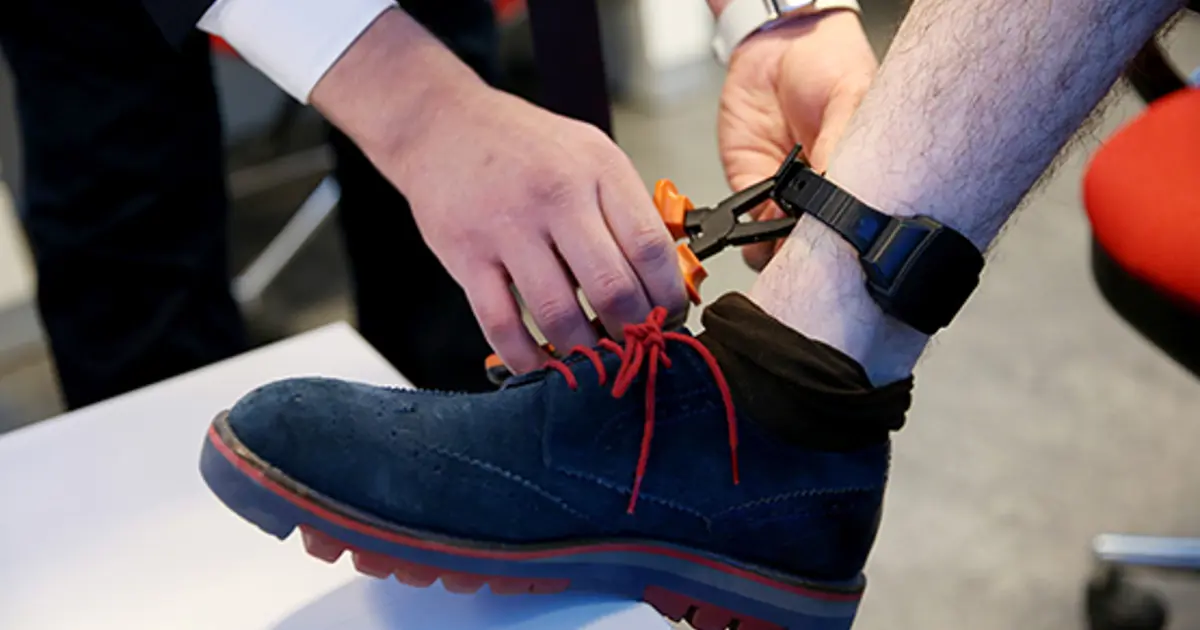 Akran zorbalığı davasında emsal karar. Okul saatleri dışında e-kelepçe takacak