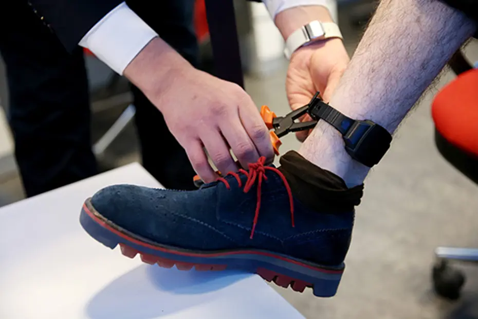 Akran zorbalığı davasında emsal karar. Okul saatleri dışında e-kelepçe takacak