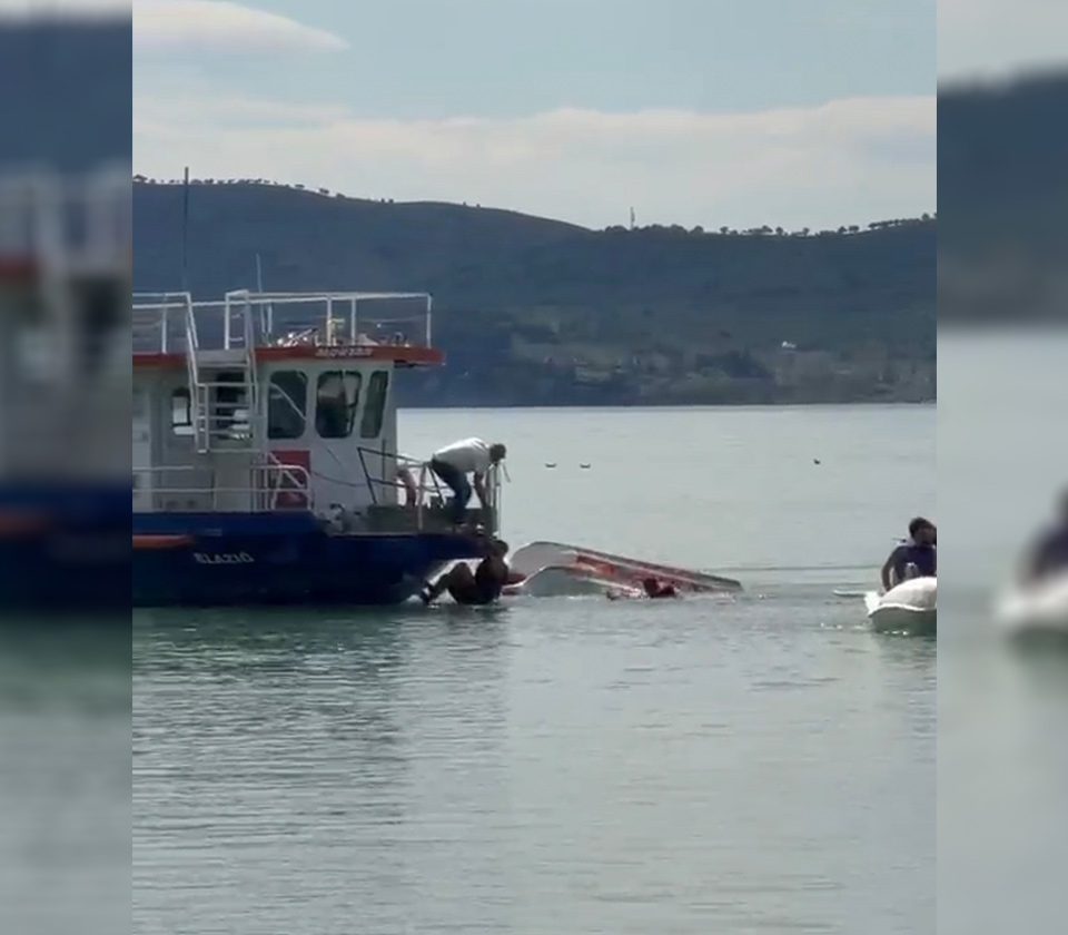 Elazığ'da deniz bisikleti devrildi. 2 kişi kurtarıldı