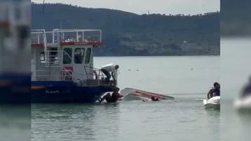 Elazığ'da deniz bisikleti devrildi. 2 kişi kurtarıldı