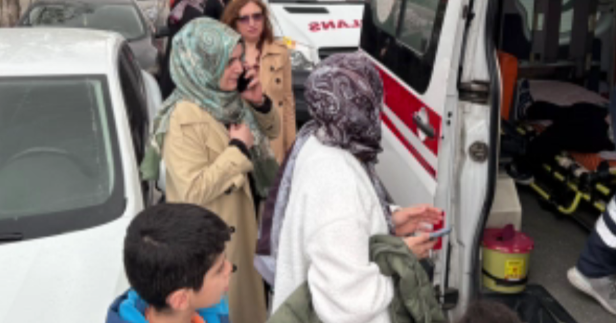 Parkta oynayan çocuklar elektrik akımına kapıldı