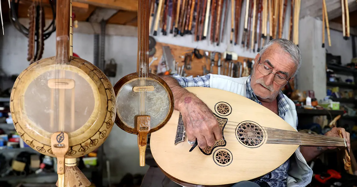 Konya'da 75 yaşındaki mustafa özdemir, kendi kendine enstrümanlar ve bastonlar yapıyor kapak görseli