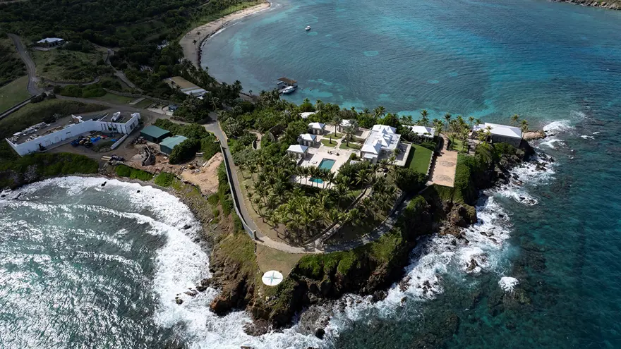 Epstein'ın kabus adasından ilk fotoğraflar 9