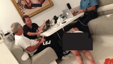 Epstein skandalında yeni fotoğraflar. Kadınları köle yapmış, duvarlarda rahatsız edici bebek resimleri