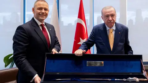 Günün notu | Cumhurbaşkanı Erdoğan tabanca hediye etmişti. Polonya lideri Nawrocki'den kılıç…