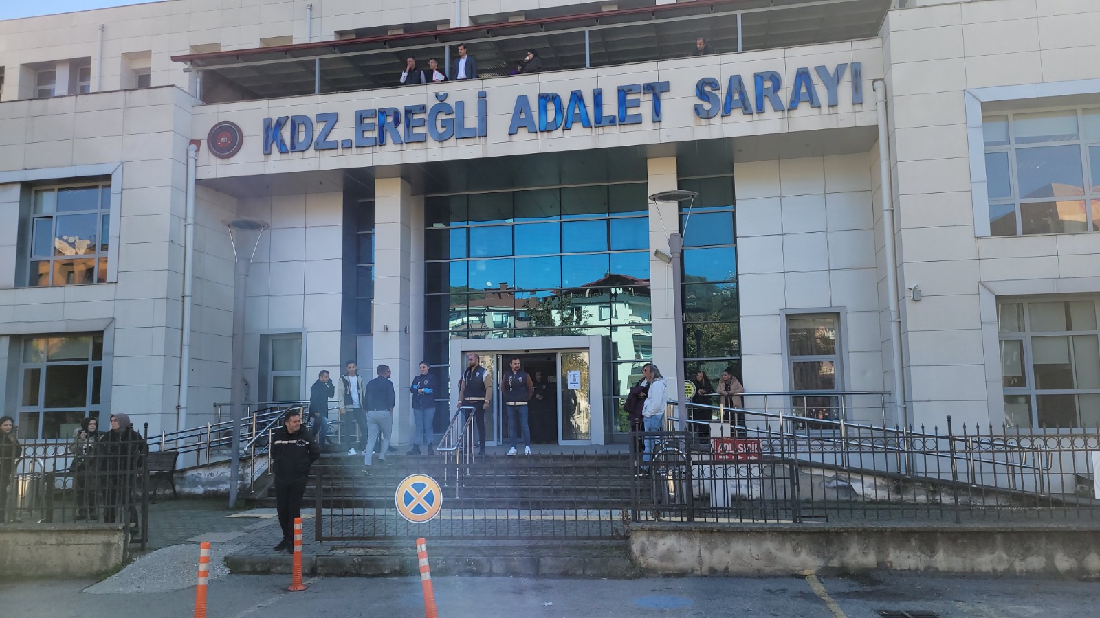 Tutuklandığını öğrendi adliye binasından atladı