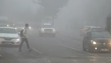 Sıcaklık sıfırın altına indi, araç camları buz tuttu