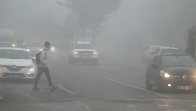 Sıcaklık sıfırın altına indi, araç camları buz tuttu